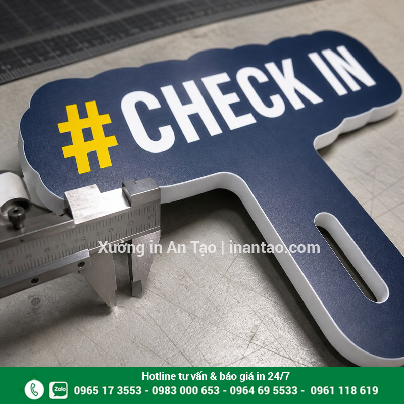 Cấu tạo hashtag cầm tay in decal bồi Formex Cận cảnh cấu tạo hashtag cầm tay Formex 5 mm