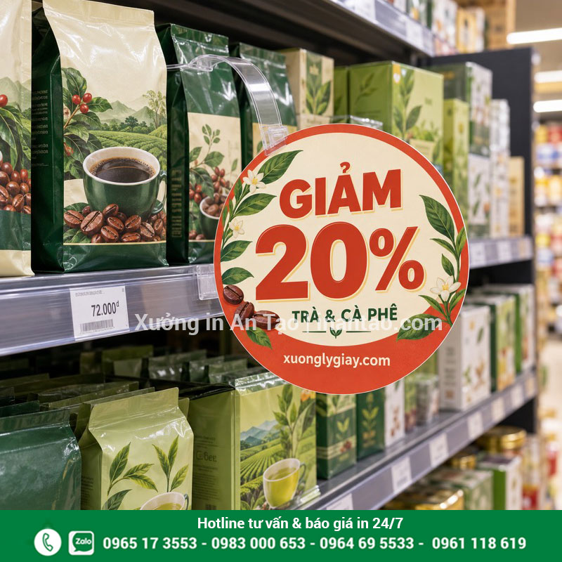 Bố trí wobbler siêu thị cạnh nhóm hàng khuyến mãi Wobbler siêu thị in thông điệp giảm 20 phần trăm cho trà và cà phê cạnh kệ sản phẩm